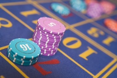 q1221 platform interface showing slot games, live casino, and sportsbook markets