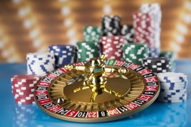 q1221 mobile app interface showing slot games and live casino options